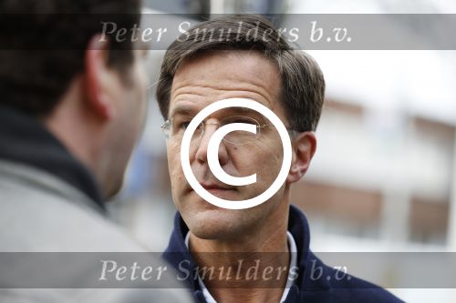 Amsterdam 2 maart 2017
Mark Ruute in gesprek met mensen bij winkelcentrum het gelderlandplein. Er was ook politie aanwezig.