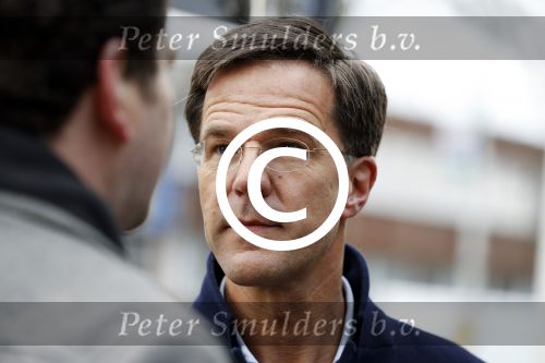Amsterdam 2 maart 2017
Mark Ruute in gesprek met mensen bij winkelcentrum het gelderlandplein. Er was ook politie aanwezig.