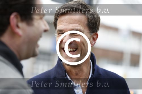 Amsterdam 2 maart 2017
Mark Ruute in gesprek met mensen bij winkelcentrum het gelderlandplein. Er was ook politie aanwezig.