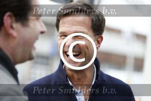 Amsterdam 2 maart 2017
Mark Ruute in gesprek met mensen bij winkelcentrum het gelderlandplein. Er was ook politie aanwezig.