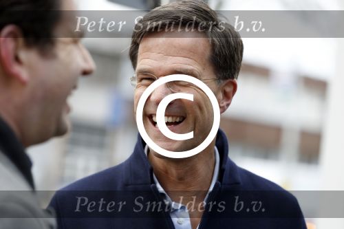 Amsterdam 2 maart 2017
Mark Ruute in gesprek met mensen bij winkelcentrum het gelderlandplein. Er was ook politie aanwezig.