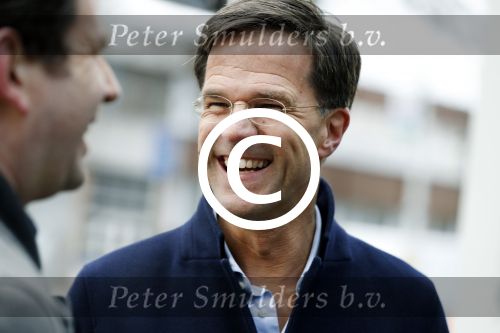 Amsterdam 2 maart 2017
Mark Ruute in gesprek met mensen bij winkelcentrum het gelderlandplein. Er was ook politie aanwezig.