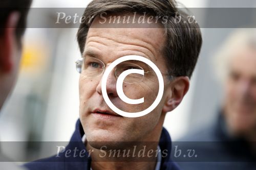 Amsterdam 2 maart 2017
Mark Ruute in gesprek met mensen bij winkelcentrum het gelderlandplein. Er was ook politie aanwezig.