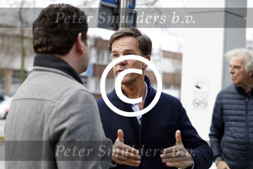 Amsterdam 2 maart 2017
Mark Ruute in gesprek met mensen bij winkelcentrum het gelderlandplein. Er was ook politie aanwezig.