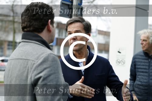 Amsterdam 2 maart 2017
Mark Ruute in gesprek met mensen bij winkelcentrum het gelderlandplein. Er was ook politie aanwezig.