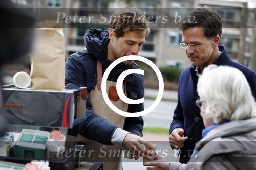 Amsterdam 2 maart 2017
Mark Ruute in gesprek met mensen bij winkelcentrum het gelderlandplein. Er was ook politie aanwezig.