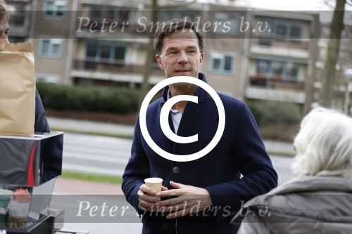 Amsterdam 2 maart 2017
Mark Ruute in gesprek met mensen bij winkelcentrum het gelderlandplein. Er was ook politie aanwezig.