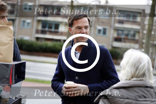 Amsterdam 2 maart 2017
Mark Ruute in gesprek met mensen bij winkelcentrum het gelderlandplein. Er was ook politie aanwezig.