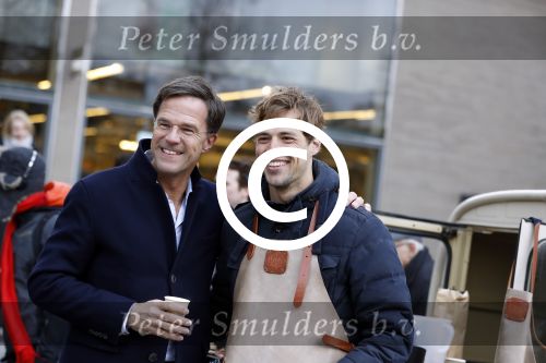 Amsterdam 2 maart 2017
Mark Ruute in gesprek met mensen bij winkelcentrum het gelderlandplein. Er was ook politie aanwezig.