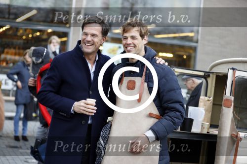 Amsterdam 2 maart 2017
Mark Ruute in gesprek met mensen bij winkelcentrum het gelderlandplein. Er was ook politie aanwezig.