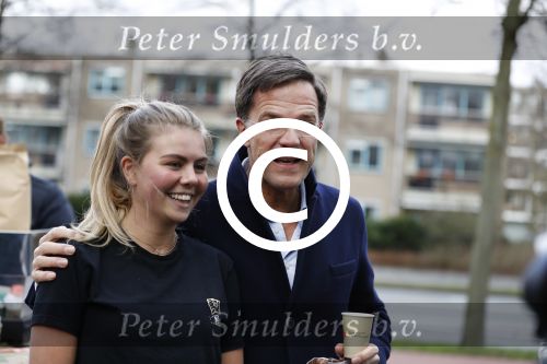 Amsterdam 2 maart 2017
Mark Ruute in gesprek met mensen bij winkelcentrum het gelderlandplein. Er was ook politie aanwezig.