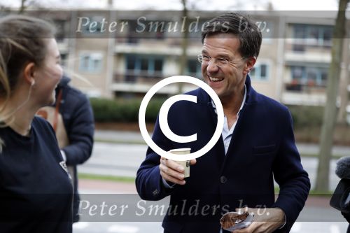 Amsterdam 2 maart 2017
Mark Ruute in gesprek met mensen bij winkelcentrum het gelderlandplein. Er was ook politie aanwezig.