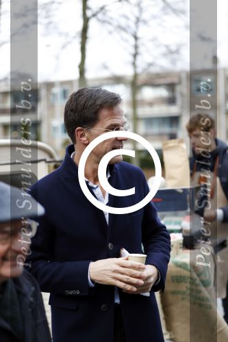 Amsterdam 2 maart 2017
Mark Ruute in gesprek met mensen bij winkelcentrum het gelderlandplein. Er was ook politie aanwezig.