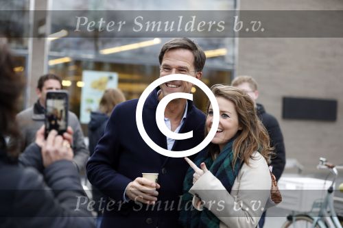 Amsterdam 2 maart 2017
Mark Ruute in gesprek met mensen bij winkelcentrum het gelderlandplein. Er was ook politie aanwezig.