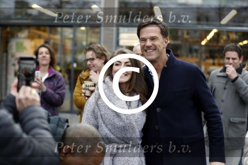 Amsterdam 2 maart 2017
Mark Ruute in gesprek met mensen bij winkelcentrum het gelderlandplein. Er was ook politie aanwezig.