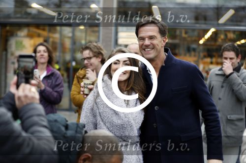 Amsterdam 2 maart 2017
Mark Ruute in gesprek met mensen bij winkelcentrum het gelderlandplein. Er was ook politie aanwezig.