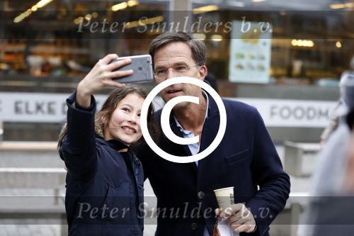 Amsterdam 2 maart 2017
Mark Ruute in gesprek met mensen bij winkelcentrum het gelderlandplein. Er was ook politie aanwezig.