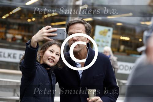 Amsterdam 2 maart 2017
Mark Ruute in gesprek met mensen bij winkelcentrum het gelderlandplein. Er was ook politie aanwezig.
