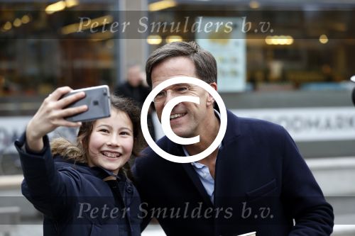 Amsterdam 2 maart 2017
Mark Ruute in gesprek met mensen bij winkelcentrum het gelderlandplein. Er was ook politie aanwezig.