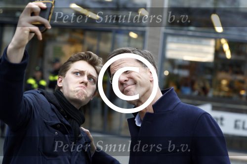 Amsterdam 2 maart 2017
Mark Ruute in gesprek met mensen bij winkelcentrum het gelderlandplein. Er was ook politie aanwezig.