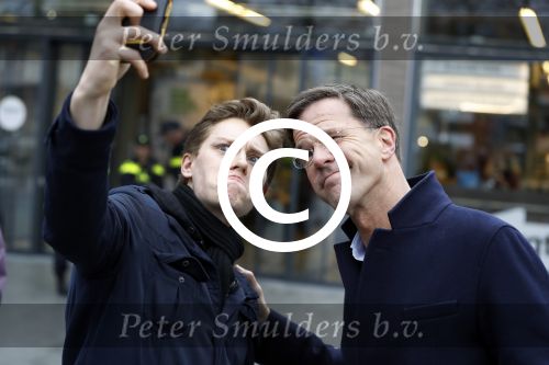 Amsterdam 2 maart 2017
Mark Ruute in gesprek met mensen bij winkelcentrum het gelderlandplein. Er was ook politie aanwezig.