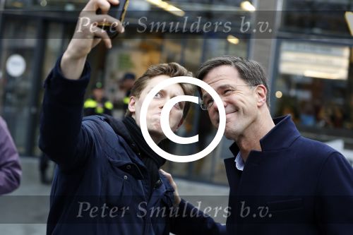 Amsterdam 2 maart 2017
Mark Ruute in gesprek met mensen bij winkelcentrum het gelderlandplein. Er was ook politie aanwezig.