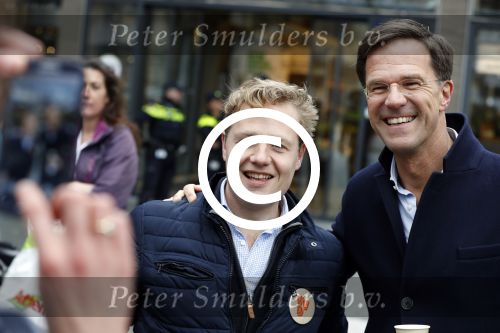 Amsterdam 2 maart 2017
Mark Ruute in gesprek met mensen bij winkelcentrum het gelderlandplein. Er was ook politie aanwezig.