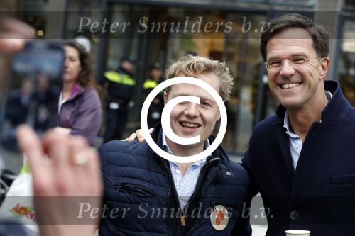 Amsterdam 2 maart 2017
Mark Ruute in gesprek met mensen bij winkelcentrum het gelderlandplein. Er was ook politie aanwezig.