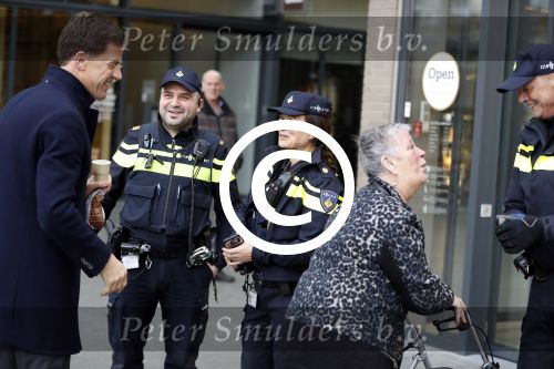 Amsterdam 2 maart 2017
Mark Ruute in gesprek met mensen bij winkelcentrum het gelderlandplein. Er was ook politie aanwezig.