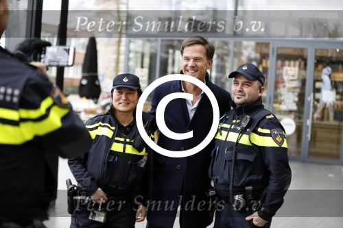 Amsterdam 2 maart 2017
Mark Ruute in gesprek met mensen bij winkelcentrum het gelderlandplein. Er was ook politie aanwezig.