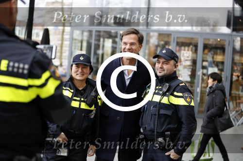 Amsterdam 2 maart 2017
Mark Ruute in gesprek met mensen bij winkelcentrum het gelderlandplein. Er was ook politie aanwezig.