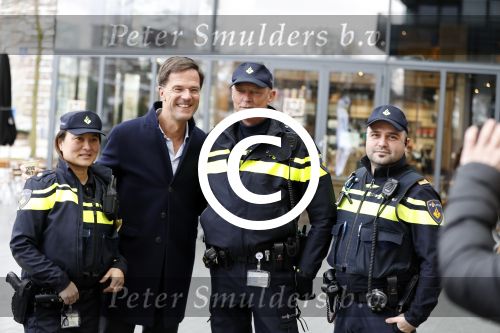 Amsterdam 2 maart 2017
Mark Ruute in gesprek met mensen bij winkelcentrum het gelderlandplein. Er was ook politie aanwezig.