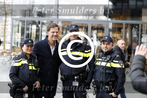 Amsterdam 2 maart 2017
Mark Ruute in gesprek met mensen bij winkelcentrum het gelderlandplein. Er was ook politie aanwezig.