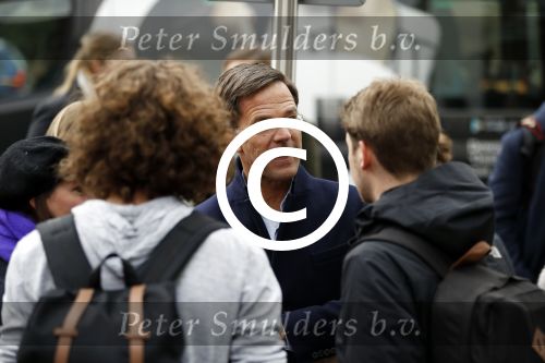 Amsterdam 2 maart 2017
Mark Ruute in gesprek met mensen bij winkelcentrum het gelderlandplein. Er was ook politie aanwezig.