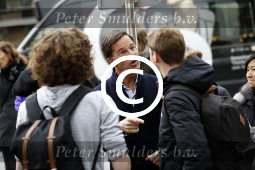 Amsterdam 2 maart 2017
Mark Ruute in gesprek met mensen bij winkelcentrum het gelderlandplein. Er was ook politie aanwezig.