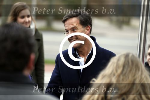 Amsterdam 2 maart 2017
Mark Ruute in gesprek met mensen bij winkelcentrum het gelderlandplein. Er was ook politie aanwezig.