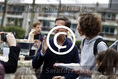 Amsterdam 2 maart 2017
Mark Ruute in gesprek met mensen bij winkelcentrum het gelderlandplein. Er was ook politie aanwezig.