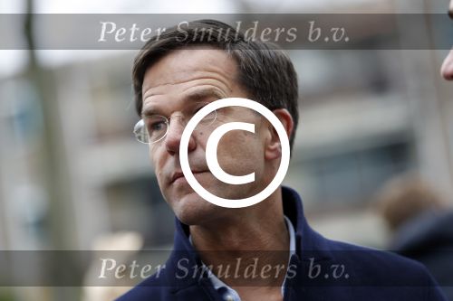 Amsterdam 2 maart 2017
Mark Ruute in gesprek met mensen bij winkelcentrum het gelderlandplein. Er was ook politie aanwezig.