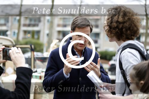 Amsterdam 2 maart 2017
Mark Ruute in gesprek met mensen bij winkelcentrum het gelderlandplein. Er was ook politie aanwezig.