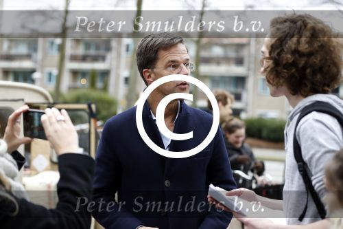 Amsterdam 2 maart 2017
Mark Ruute in gesprek met mensen bij winkelcentrum het gelderlandplein. Er was ook politie aanwezig.