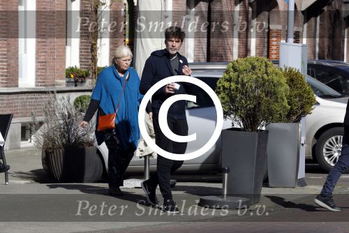 Amsterdam 15 maart 2017  
Mark v d Loo en zijn moeder en zoon eten ijsje.