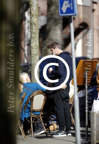 Amsterdam 15 maart 2017  
Mark v d Loo en zijn moeder en zoon eten ijsje.