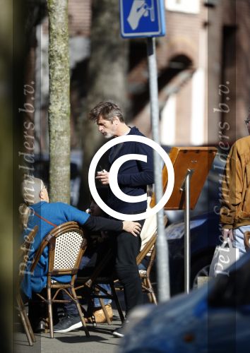 Amsterdam 15 maart 2017  
Mark v d Loo en zijn moeder en zoon eten ijsje.