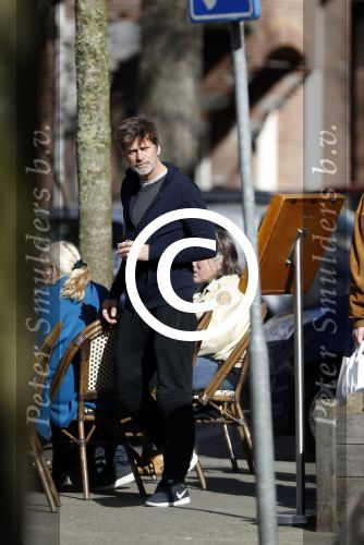 Amsterdam 15 maart 2017  
Mark v d Loo en zijn moeder en zoon eten ijsje.