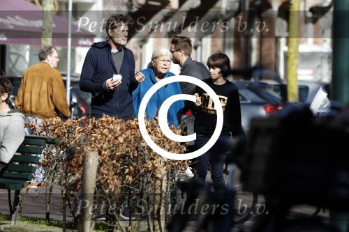 Amsterdam 15 maart 2017  
Mark v d Loo en zijn moeder en zoon eten ijsje.