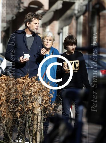 Amsterdam 15 maart 2017  
Mark v d Loo en zijn moeder en zoon eten ijsje.