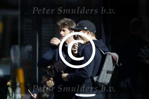 Amsterdam 15 maart 2017  
Mark v d Loo en Pokerspeler Noah Boeken eten ijsje