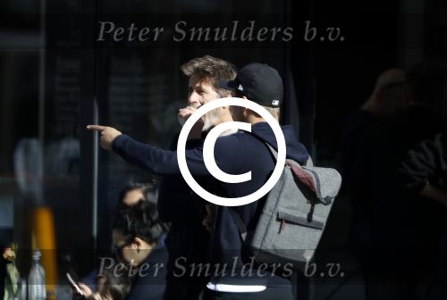 Amsterdam 15 maart 2017  
Mark v d Loo en Pokerspeler Noah Boeken eten ijsje