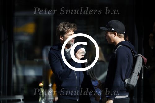 Amsterdam 15 maart 2017  
Mark v d Loo en Pokerspeler Noah Boeken eten ijsje
