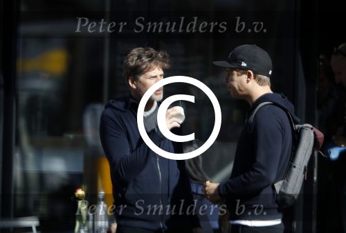 Amsterdam 15 maart 2017  
Mark v d Loo en Pokerspeler Noah Boeken eten ijsje